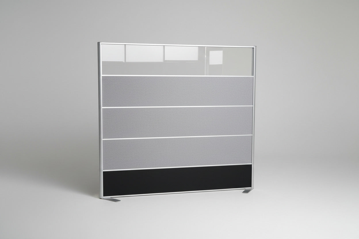 Grå akustisk skærmvæg med fødder set forfra